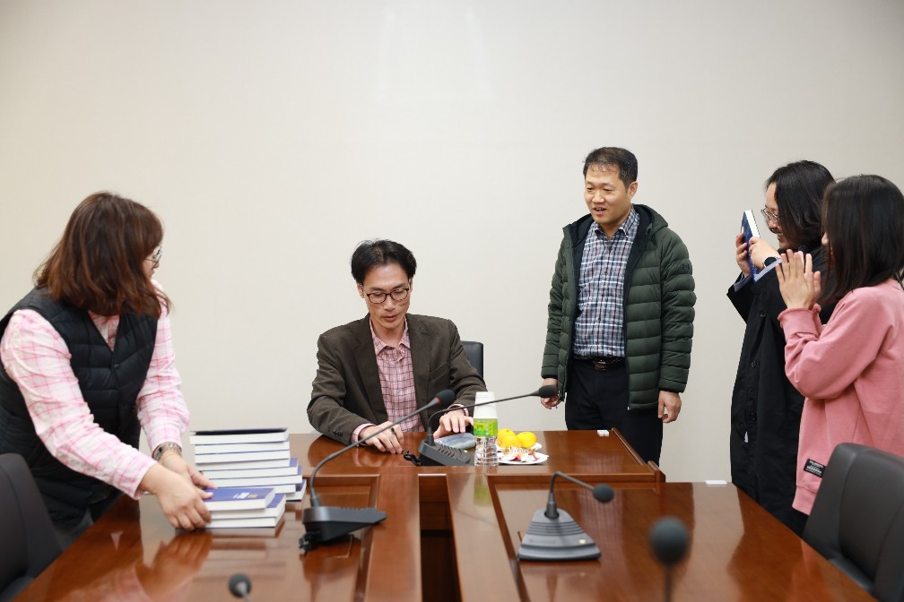 “다크디텍티브\' 출판 기념, 팀장님과 함께한 특별한 순간