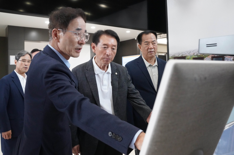 김석기 국회의원, 경주스마트미디어 방문... \'XR모빌리티 버스 체험\'